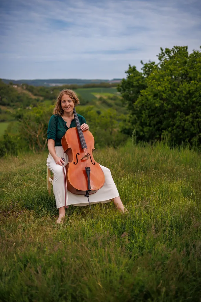 violoncellistka Radka Těšíková na louce