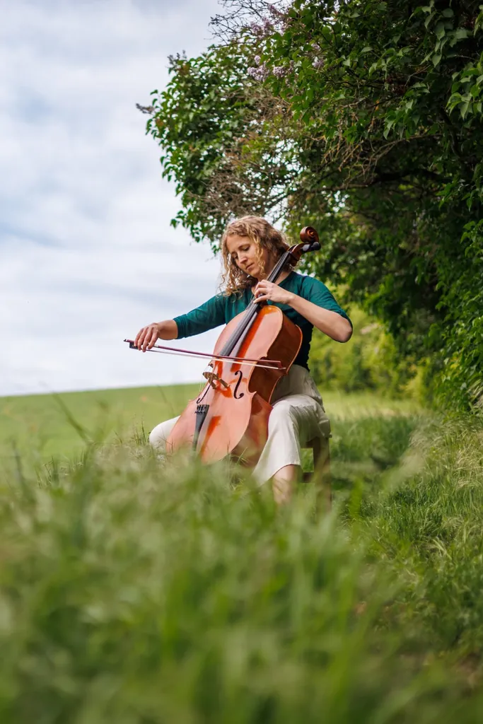violoncellistka Radka Těšíková v poli